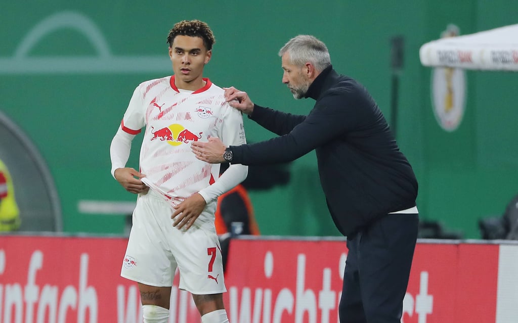 RB-Trainer Marco Rose redet auf Antonio Nusa ein.