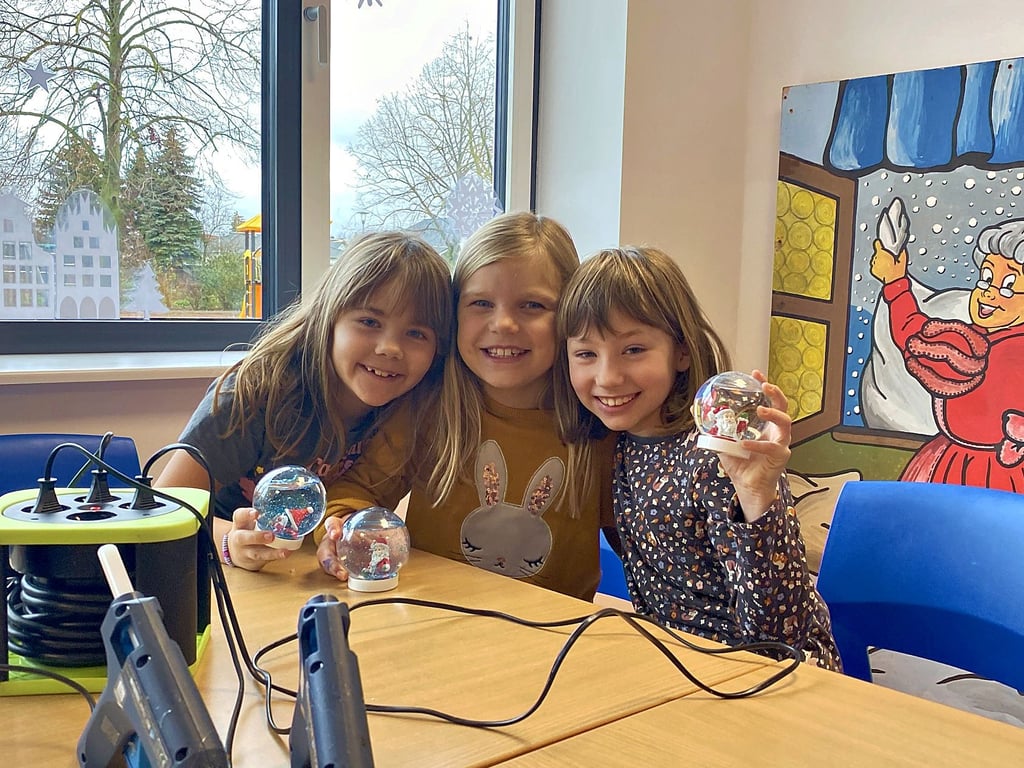 Elli, Johanna und Mona bastelten selbst Schneekugeln.