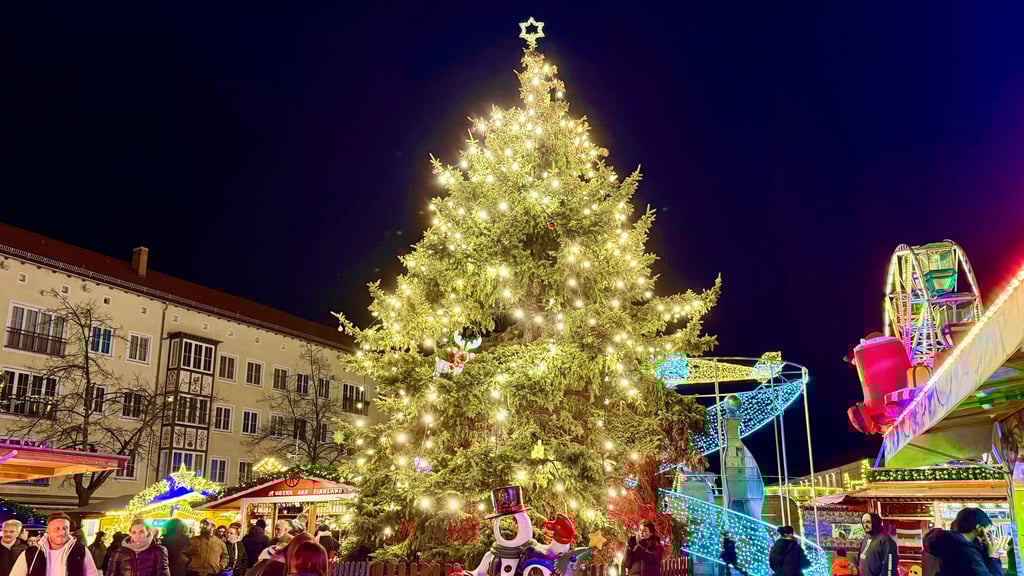 Der Weihnachtsbaum auf dem Adventsmarkt in Dessau ist neu geschmückt