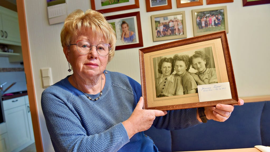 Claudia Becker mit einem Foto ihrer drei Schwestern Ruth, Ellinor und Johanna (von links).