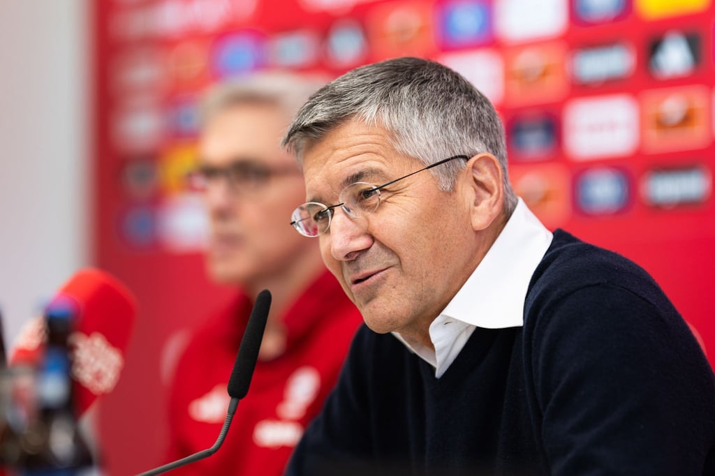 Herbert Hainer lockt Joshua Kimmich bei Vertragsverlängerung mit Kapitänsamt.