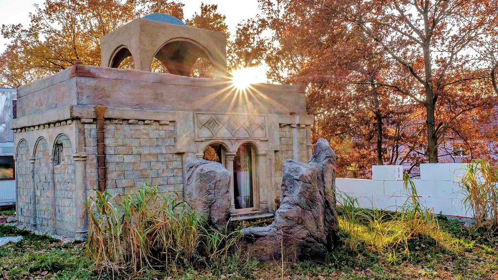 Der orientalische Palast steht augenscheinlich mitten in dem mittelalterlich anmutenden Feriendorf, aber auf einem Grundstück der Marina.