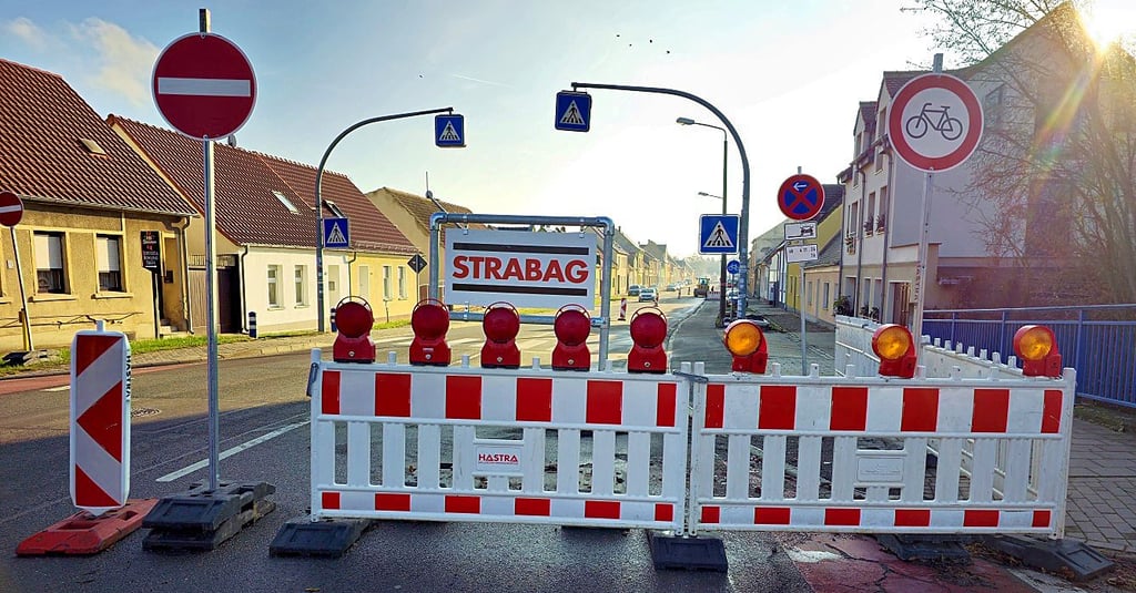 Die B 184 in Zerbst ist derzeit in der Magdeburger Straße halbseitig für den Durchgangsverkehr in Richtung Dessau gesperrt.