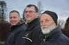 Jörg Patzschke, Jan Molicki und Hans-Jörg Forner (v.r.) nehmen die Sache mit dem Spielplatz am Freibad Theißen selbst in die Hand.