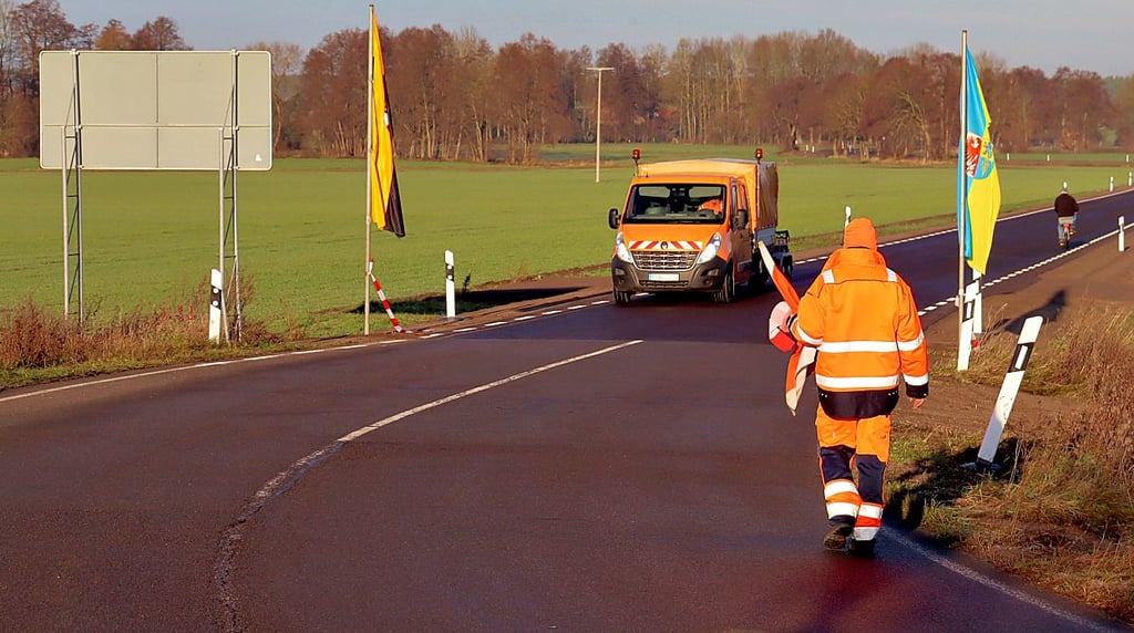 Ein Baufahrzeug war das erste, das nach der offiziellen Freigabe der K1393 zwischen Lockstedt und Siedentramm unterwegs war.