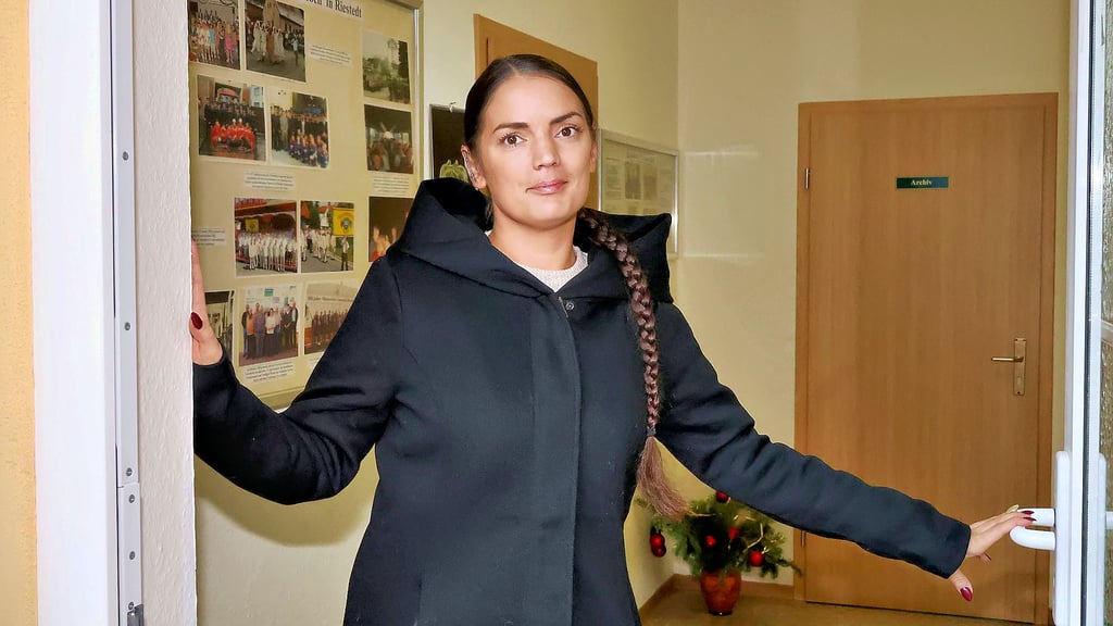 Riestedts neue Ortsbürgermeisterin Annett Heinisch in der Tür des Dorfgemeinschafthauses im Sangerhäuser Ortsteil Riestedt, in dem sich auch ihr Büro befindet.