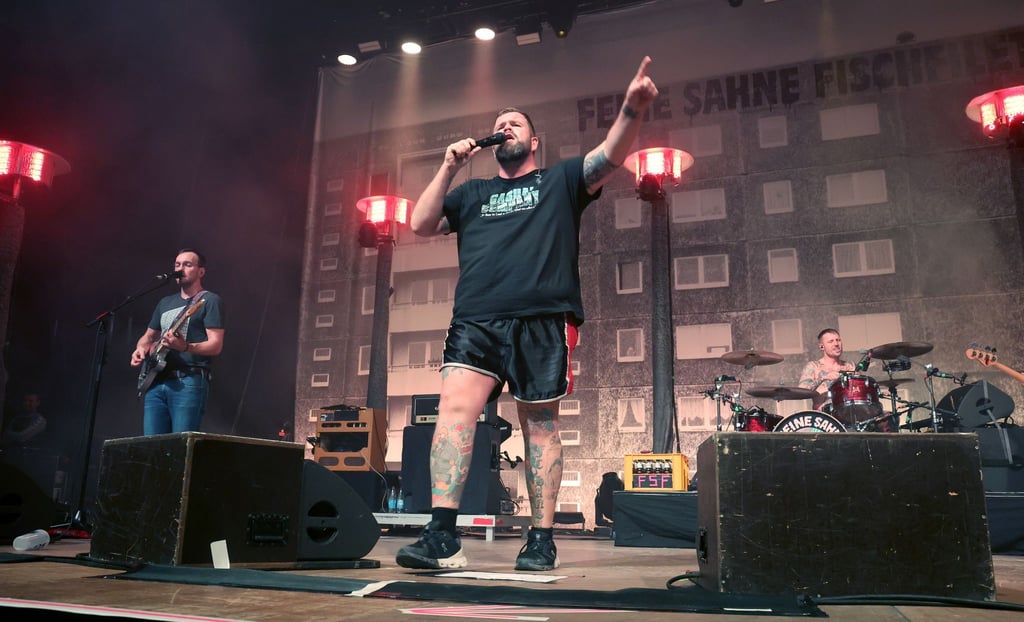 Der Band „Feine Sahne Fischfilet“ sind Gitarren geklaut worden. (Archivbild)