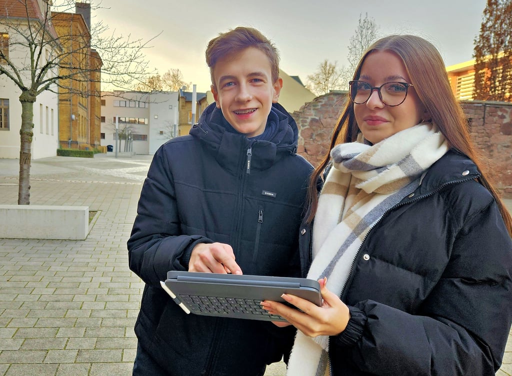 Tessa Schwinghammer und Frederik Lindrath besuchen die Klasse 10c des Ludwigsgymnasiums und organisieren den Weihnachtsmarkt.