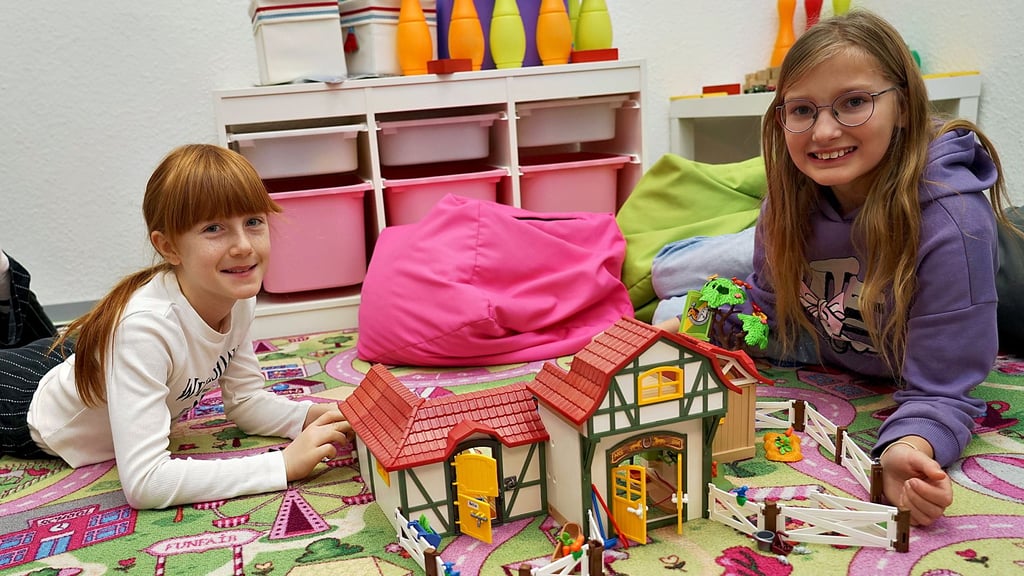 Romy und Lina freuen sich über den Bauernhof, mit dem sie spielen können.