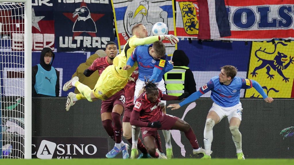Foul oder nicht? RB-Keeper Gulacsi trifft Kiels Phil Harres an der Schulter