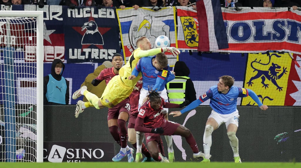 Foul oder nicht? RB-Keeper Gulacsi trifft Kiels Phil Harres an der Schulter