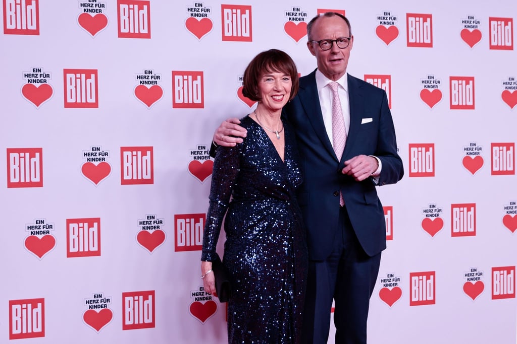 Der CDU-Bundesvorsitzende Friedrich Merz und seine Frau Charlotte kommen zur Spendengala „Ein Herz für Kinder“.