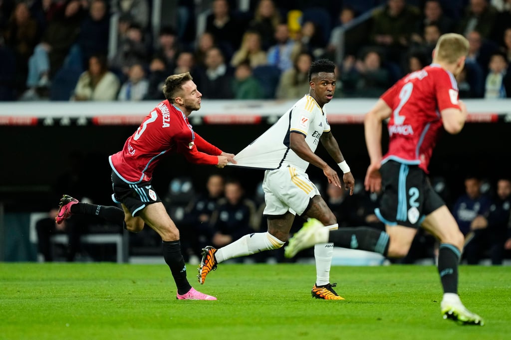Vigos Oscar Mingueza (l.) im Zweikampf mit dem Trikot von Real-Stürmer Vinicius Jr.