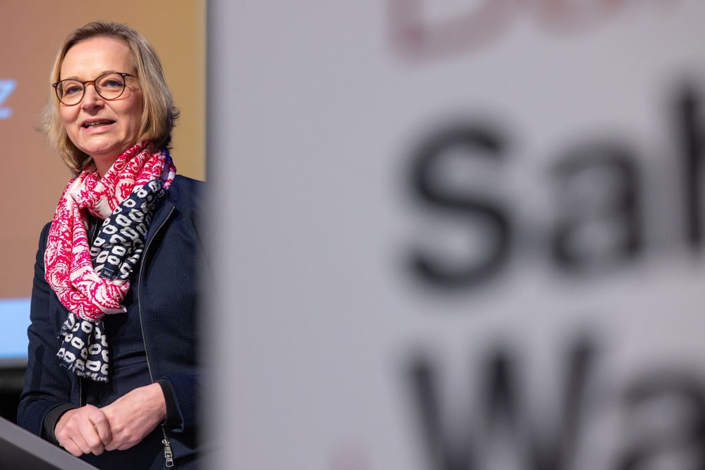 Thüringens BSW-Chefin Katja Wolf betonte bei einer Mitgliederversammlung in Ilmenau ihre inhaltliche Nähe zur Parteigründerin Sahra Wagenknecht.