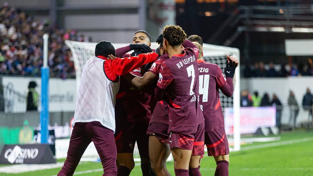 Jubeltraube um RB-Torschütze Andre Silva in Kiel.