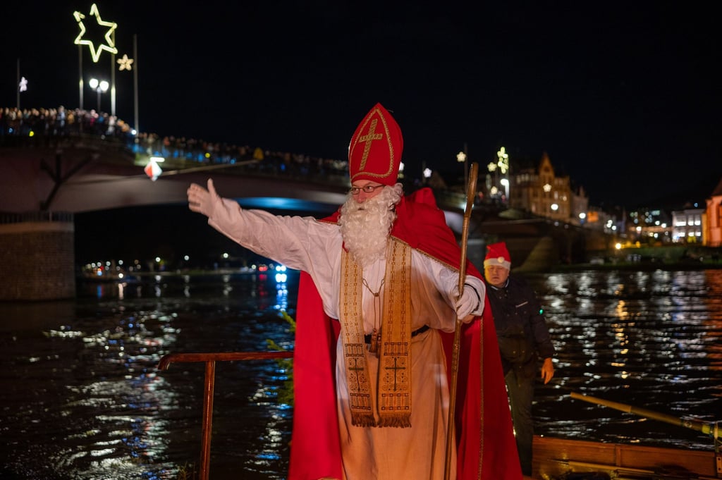 Der Nikolaus verteilte Schoko-Nikoläuse.