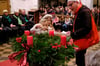 Die Sternthaler-Mädchen Gesa Denecke (links) und Elisabeth Winde zünden das erste Licht auf dem Adventskranz in der Blankenburger Bartholomäuskirche an. Rechts Pfarrer Eckehart Winde, der Vorsitzende des Weihnachtsmarktvereins.