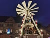 Vor dem historischen Rathaus dreht sich die große Pyramide des "Sternthaler Weihnachtsmarktes" in Blankenburg. Dort haben schon vor der Eröffnung Diebe zugeschlagen.