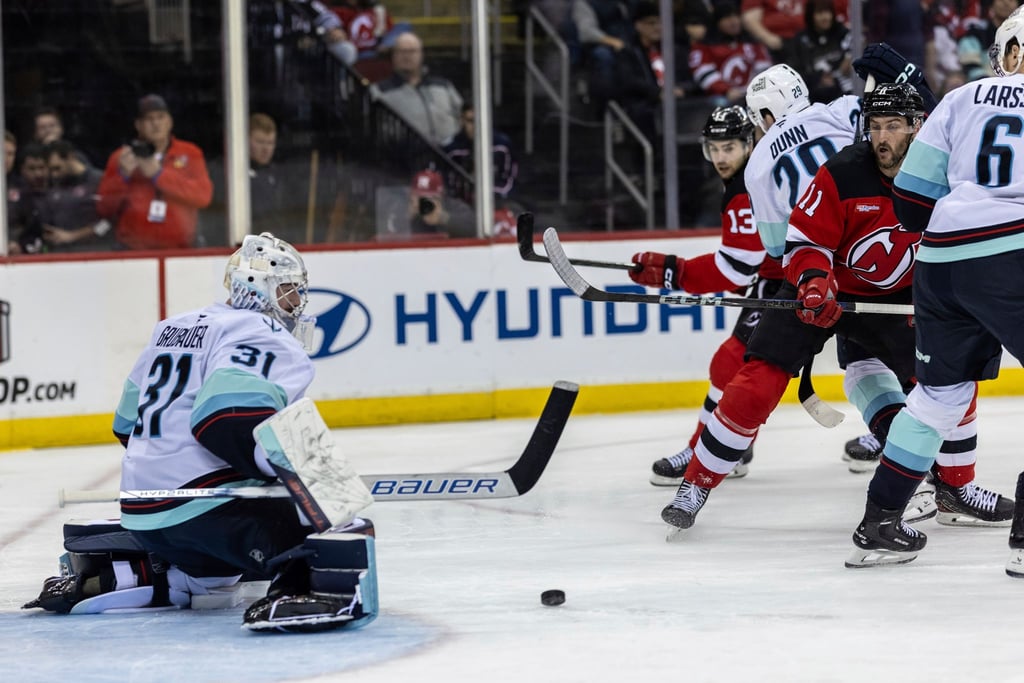 Philipp Grubauer (l.) musste wieder eine Niederlage hinnehmen.