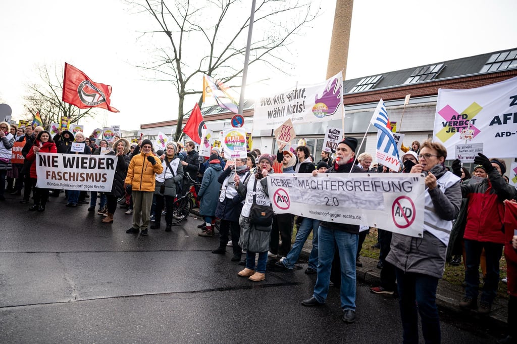 Rund 200 Teilnehmer demonstrierten während des AfD-Parteitags vor der Geschäftsstelle gegen die Partei.
