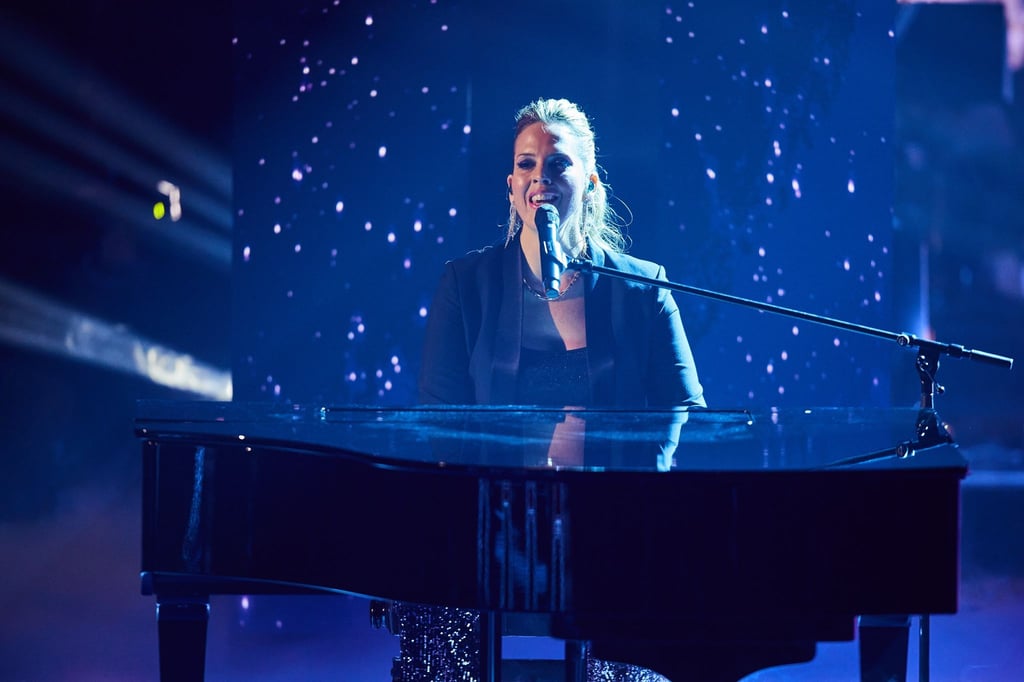 Jennifer Lynn gewinnt mit einer Klavierballade „The Voice of Germany“.