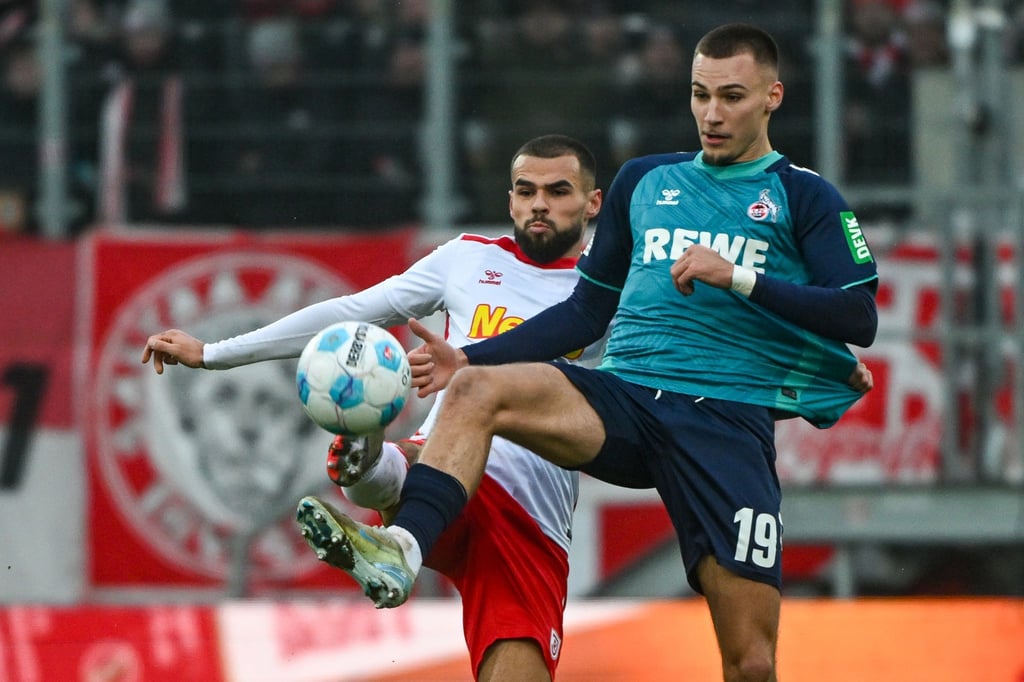 Der Kölner Tim Lemperle (rechts) und Robin Ziegele von Regensburg kämpfen um den Ball.