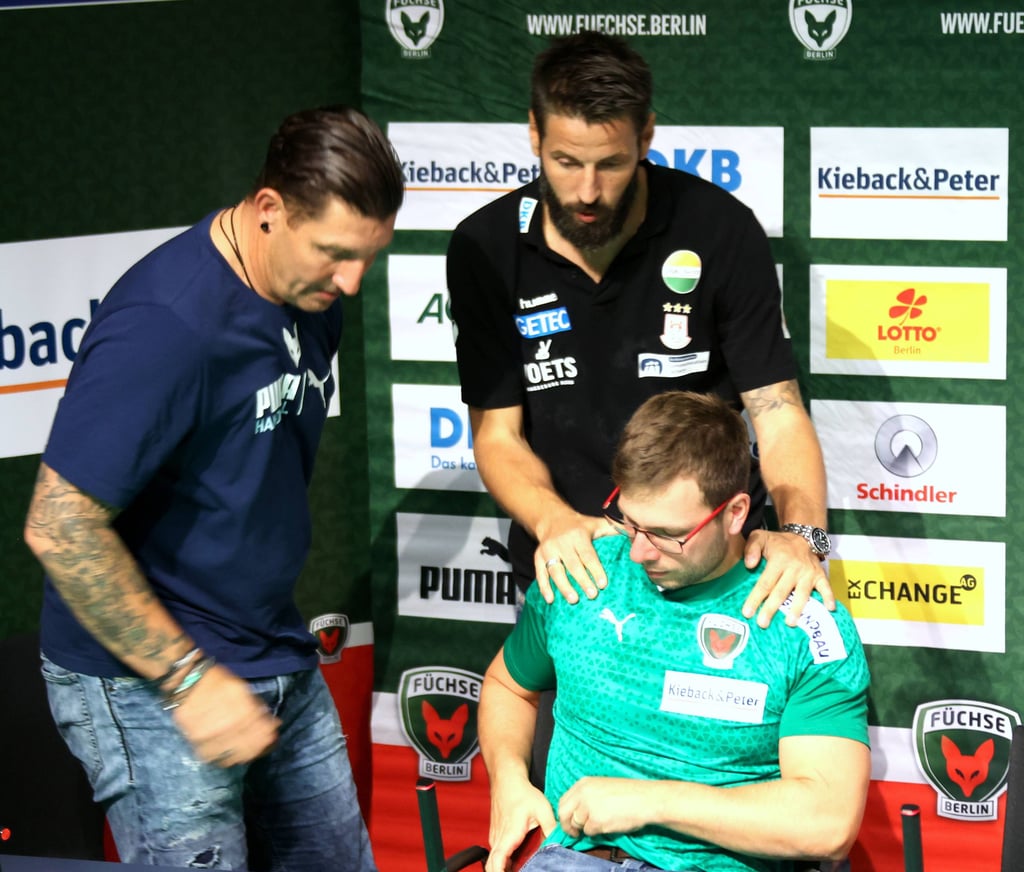 Füchse-Sportvorstand Stefan Kretzschmar, SCM-Trainer Bennet Wiegert und Füchse-Coach Jaron Siewert im Gespräch nach dem letzten Spiel der Magdeburger in Berlin. Das gewannen die Gastgeber im September 2023 mit 31:26.