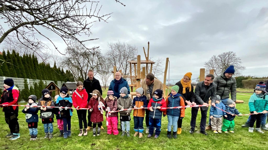 In Wernigeröder Ortsteil Minsleben ist ein neuer Spielplatz freigegeben worden. Die Stadt Wernigerode und der Landkreis Harz haben das Projekt finanziell unterstützt.