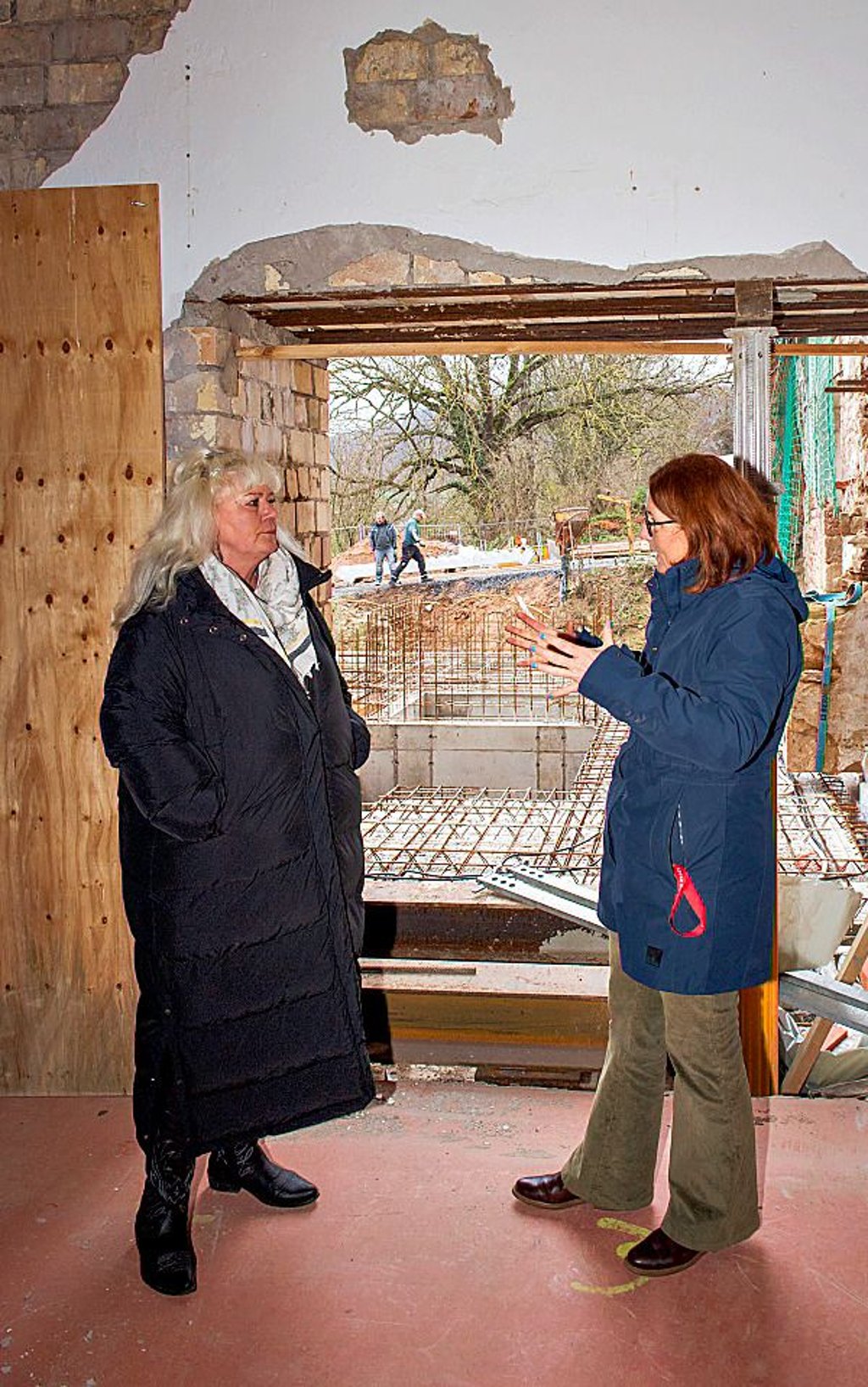 Behindertenbeauftragte Ines Praßler (l.) und Museumschefin Andrea Knopik besprechen die Situation.
