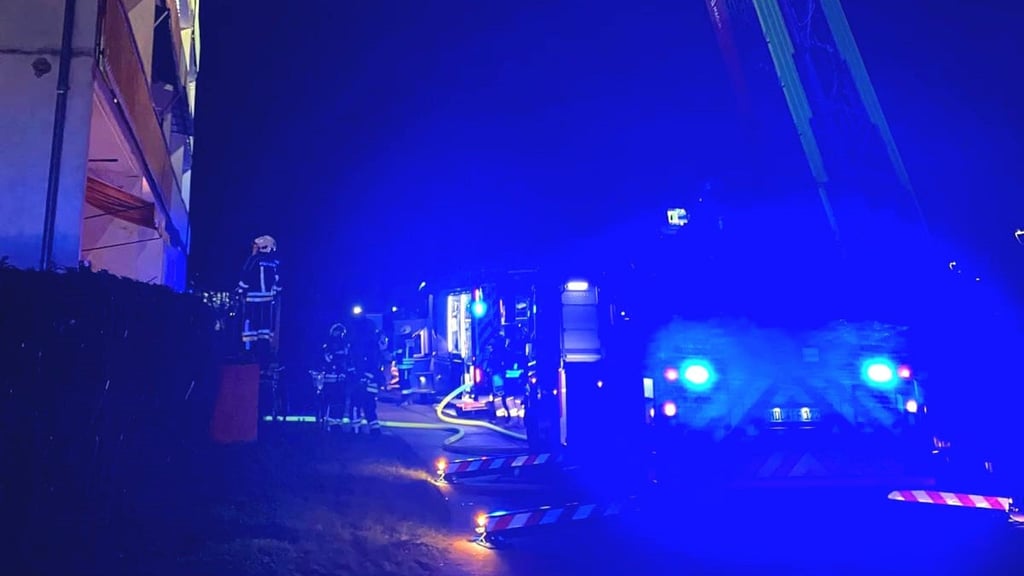Beim Brand in einem Haldensleber Wohnhaus konnte eine Person mittles Drehleiter über den Balkon gerettet werden.