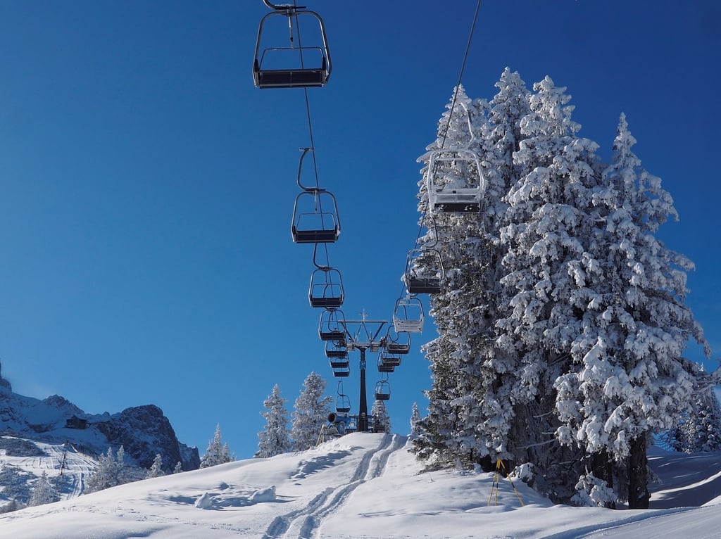 Ein leerer Sessellift im noch nicht geöffneten Skigebiet von Garmisch-Partenkirchen. Die Vorbereitungen für die Saisoneröffnung laufen, doch nach zwei guten Jahren könnte die Zahl der Wintergäste in den Alpen krisenbedingt sinken.