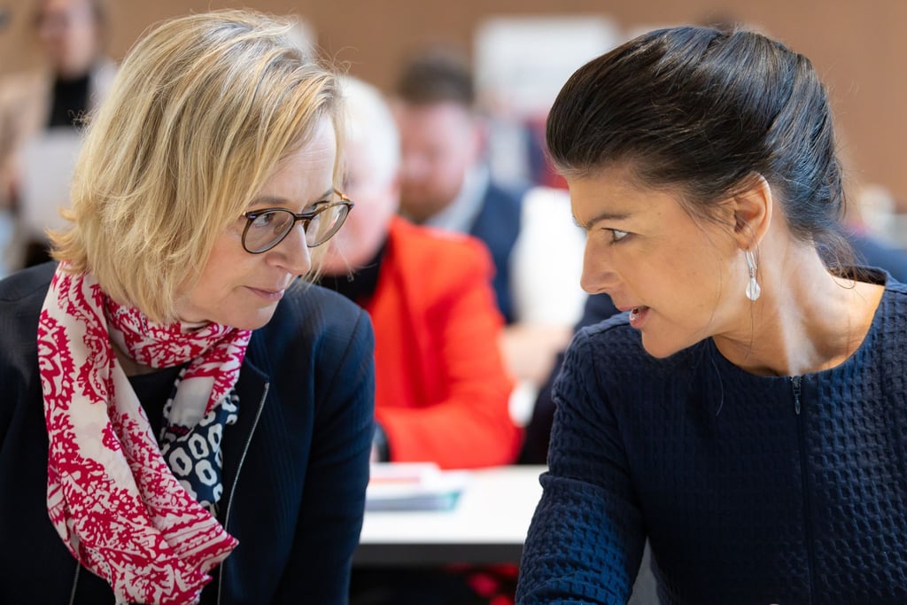 Nach einem innerparteilichen Streit hat Thüringens BSW-Chefin Katja Wolf den Segen von Sahra Wagenknecht für die Bildung einer Brombeer-Koalition im Freistaat.