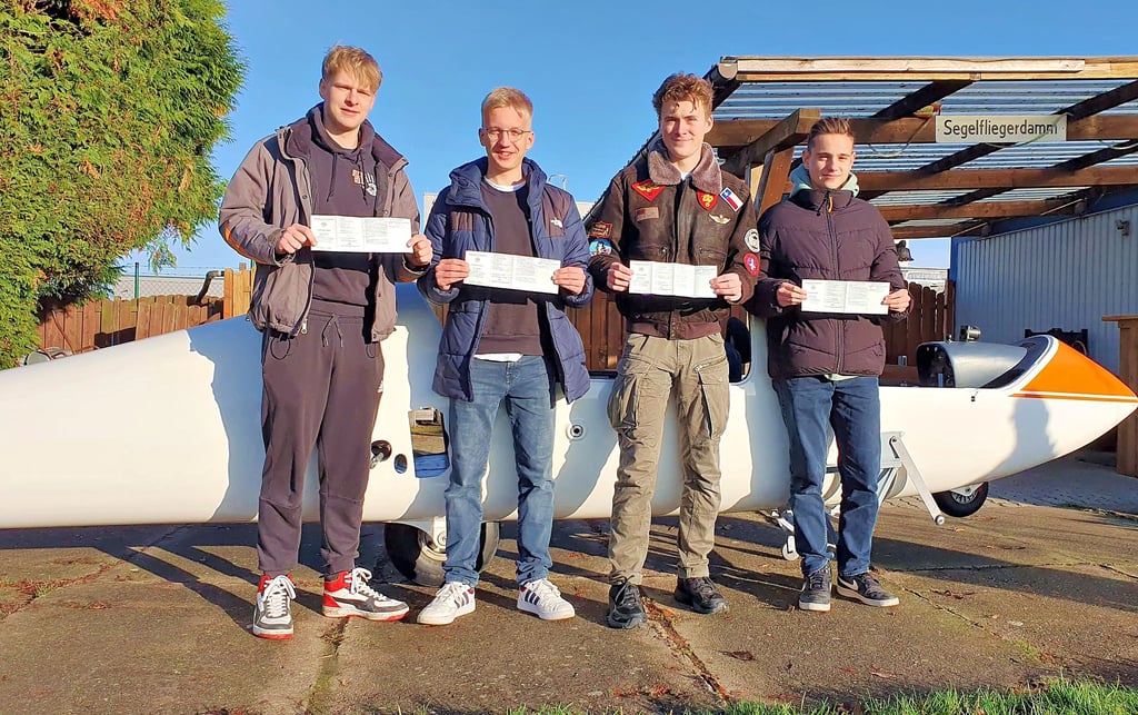Sie halten stolz ihre Segelflugzeugpilotenlizenz in Händen: Stefan Heimert, Justus Hecht, Cedric Lingsch und Mika Sauerzweig (v.l.).