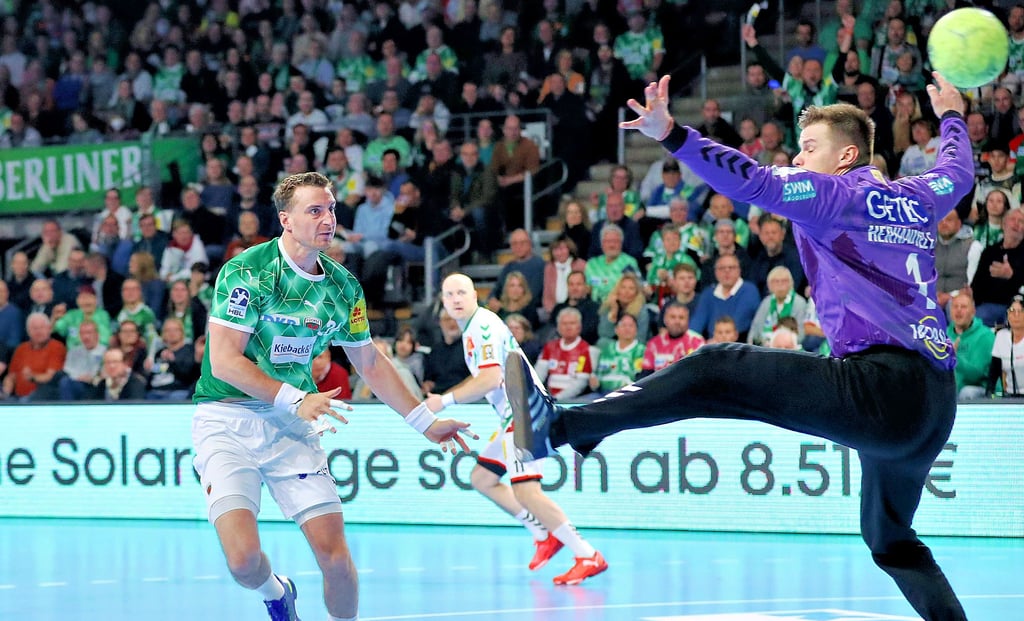 Und plötzlich waren die Paraden da: Nachdem die SCM-Keeper Sergey Hernandez (hier gegen Lukas Herberger) und Nikola Portner im ersten Abschnitt keinen Ball zu fassen bekamen, leistete der Spanier nach dem Wechsel „Beihilfe“ zum Remis.