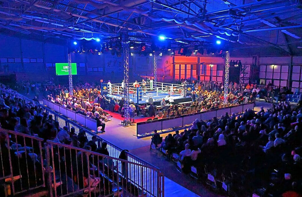1.800 Boxfans verfolgen die Kämpfe in der Ballhaus-Arena.