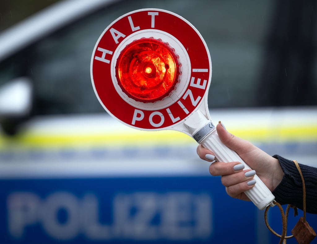 Die Polizei hat bei einer Kontrolle auf der A12 eine Art Nagelgürtel ausgelegt, um ein flüchtendes Auto zu stoppen.(Symbolbild)
