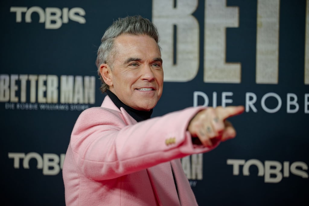 Robbie Williams kommt winterlich gekleidet zur Deutschland-Premiere seines Biopics.