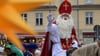 Sinterklaas im Bischofskostüm: Nach altem Brauch reitet der Nikolaus durchs Holländische Viertel in Potsdam. (Archivbild)