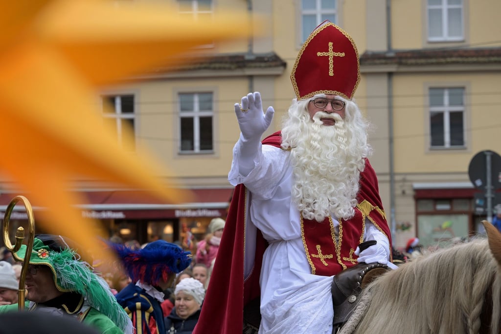 Sinterklaas im Bischofskostüm: Nach altem Brauch reitet der Nikolaus durchs Holländische Viertel in Potsdam. (Archivbild)