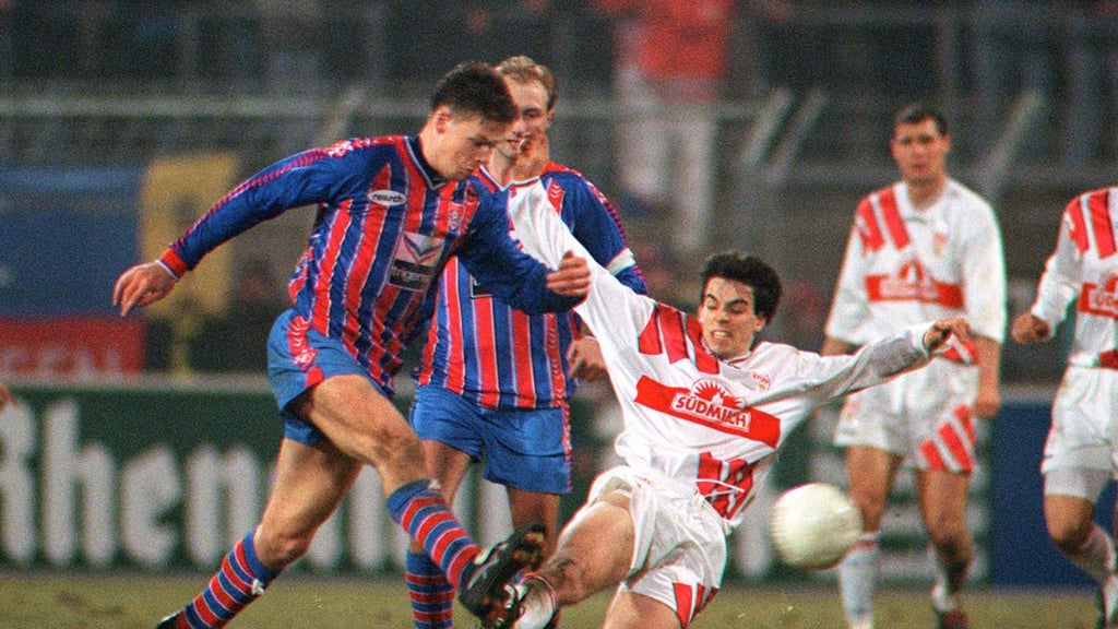 Erik Meijer (l.) im Bundesliga-Spiel zwischen Uerdingen und dem VfB Stuttgart im März 1996.
