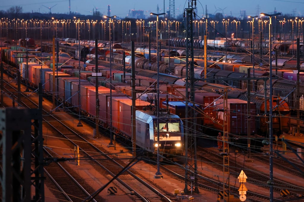 Konzernchefin Sigrid Nikutta muss die Güterverkehrstochter DB Cargo bis 2026 wieder in die schwarzen Zahlen führen. (Archivbild)