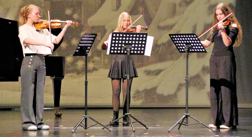 Die „Land-Streicher“ Anna Rieger, Selina Rasch und Annie Köller eröffneten das Weihnachtskonzert der Musikschule im Bernburger Theater am Samstagnachmittag.