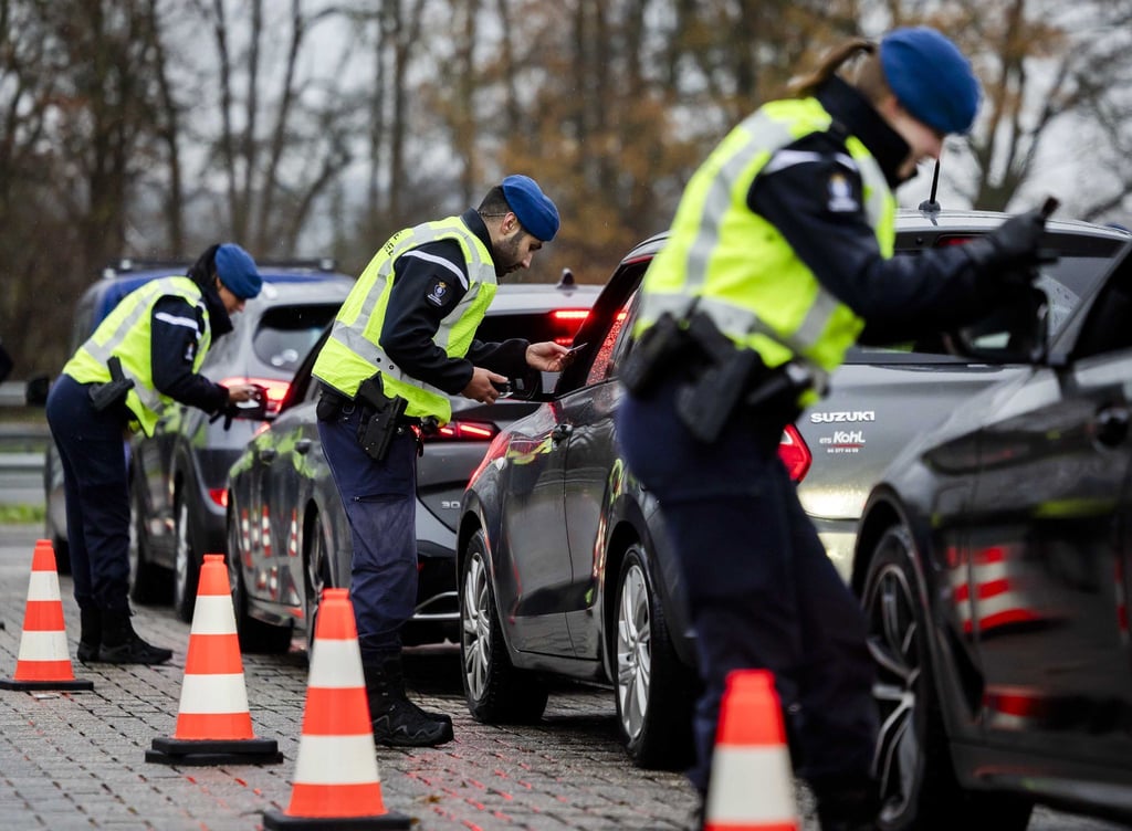 Kritischer Blick in die Autos: Kontrollen an der niederländischen Grenze.