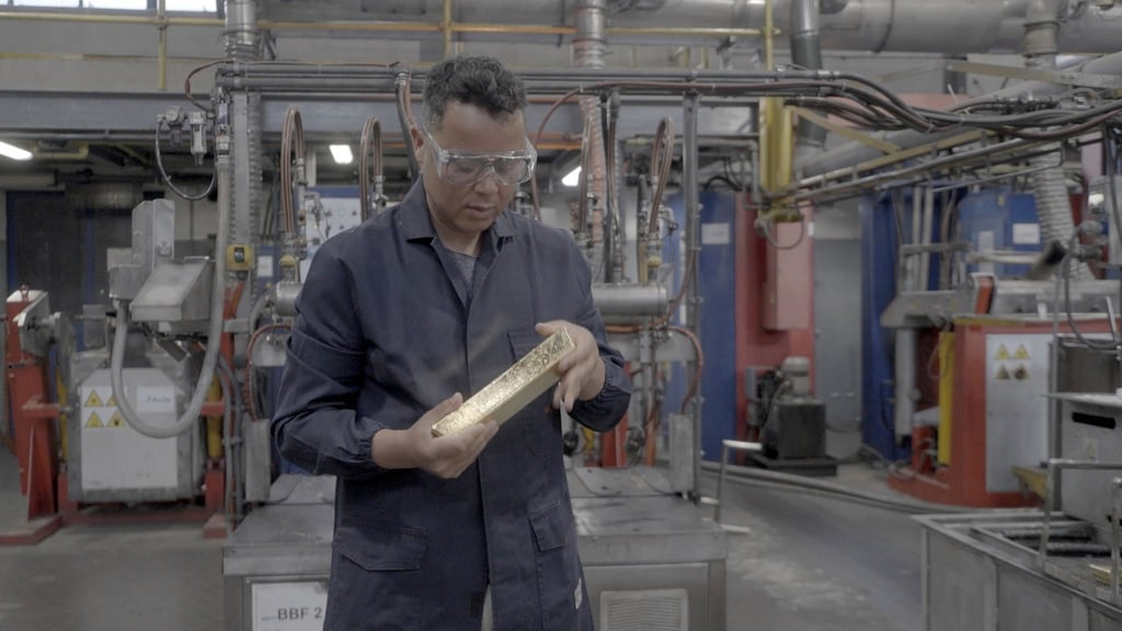 Autor Dave Leins mit einem Goldbarren .