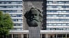 Das bekannte Karl-Marx-Monument in Chemnitz wird Schauplatz der großen Eröffnungsshow zum Kulturhauptstadtjahr 2025 (Archivbild).