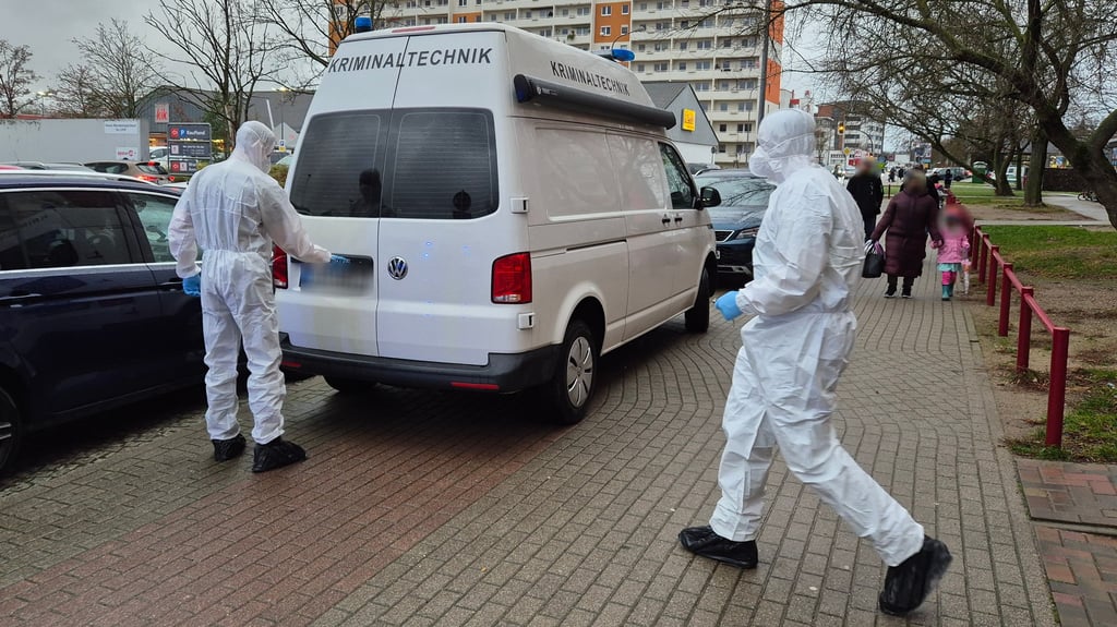 In Stendal wurde am 28. November ein 18-jähriger Mann angeschossen. Die Polizei hatte den Block in der Dr.-Kurt-Schumacher-Straße abgesperrt. Die Kriminaltechnik sammelte am Tatort Spuren.