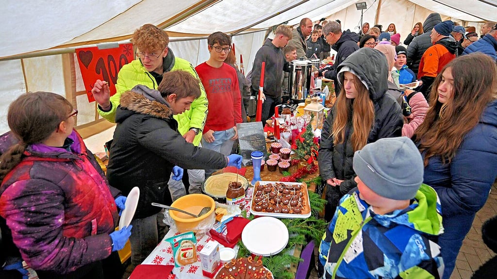 Weil es regnet, bauen die Schüler ihre Stände in einem Zelt auf. Das hat die Feuerwehr aus Ilberstedt der Schule für den Weihnachtsmarkt ausgeliehen. Auch die Mehringer Feuerwehr hilft mit Zelten.