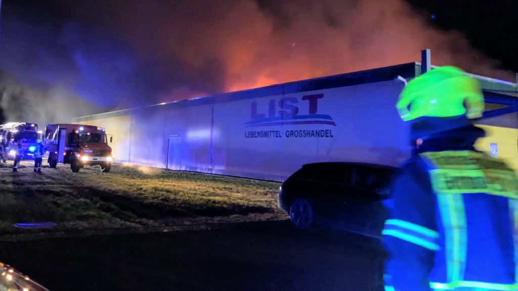 In Quedlinburg ist die Feuerwehr bei einem Großbrand im Einsatz.