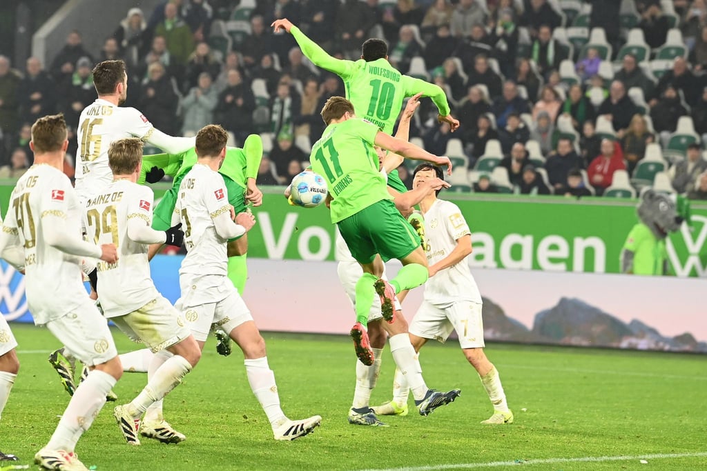 Das Siegtor für Wolfsburg: Jonas Wind (5.v.l) köpft in der Nachspielzeit das 4:3 gegen Mainz.