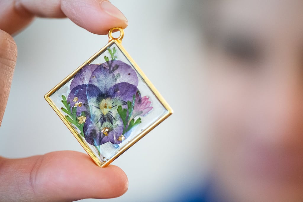 Schmuckstück mit Sommergefühl: Anhänger mit Trockenblumen sorgen auch im Winter für etwas Farbe.